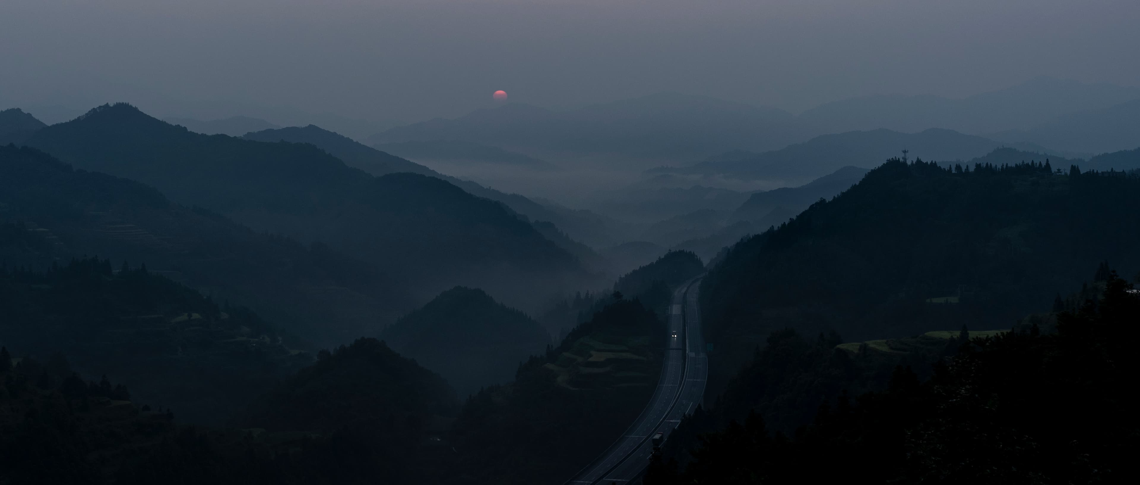 Photo 雾锁山峦，日出堂安